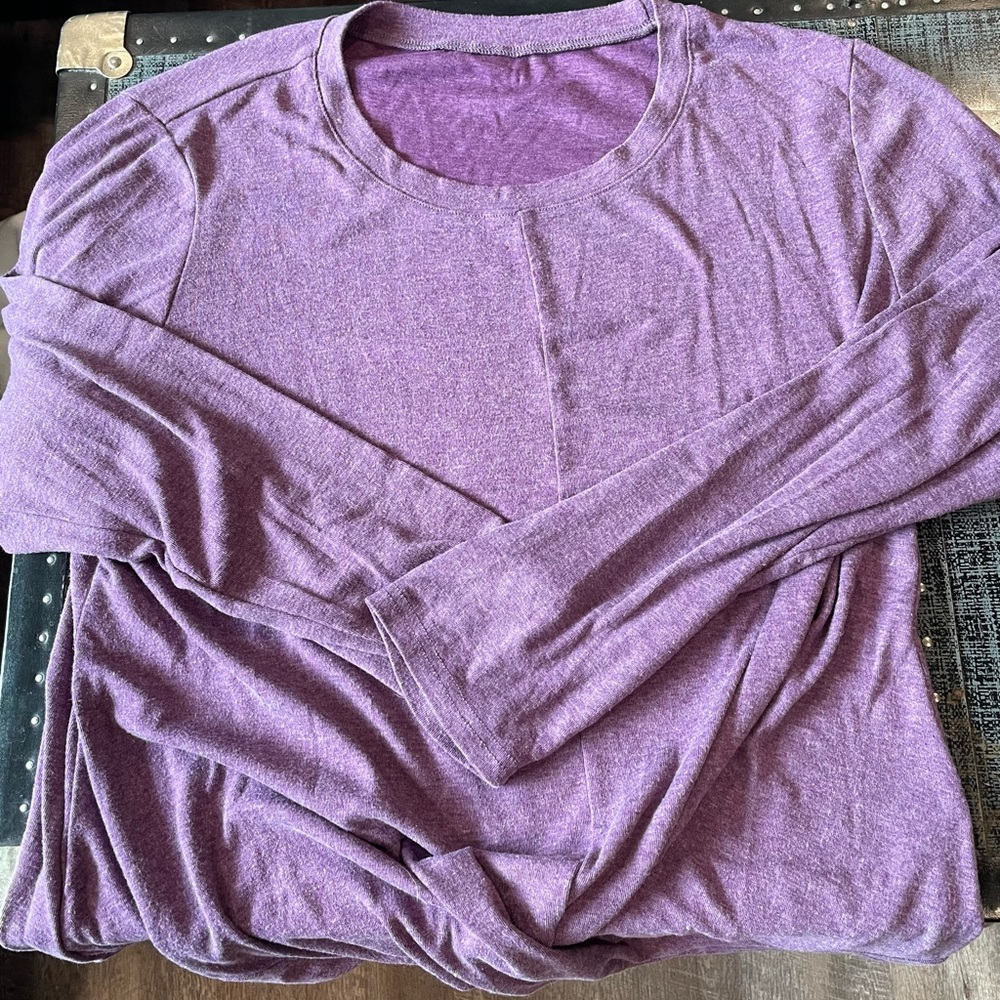 Maternity long sleeve shirt w/ twist at bottom. Size XL.